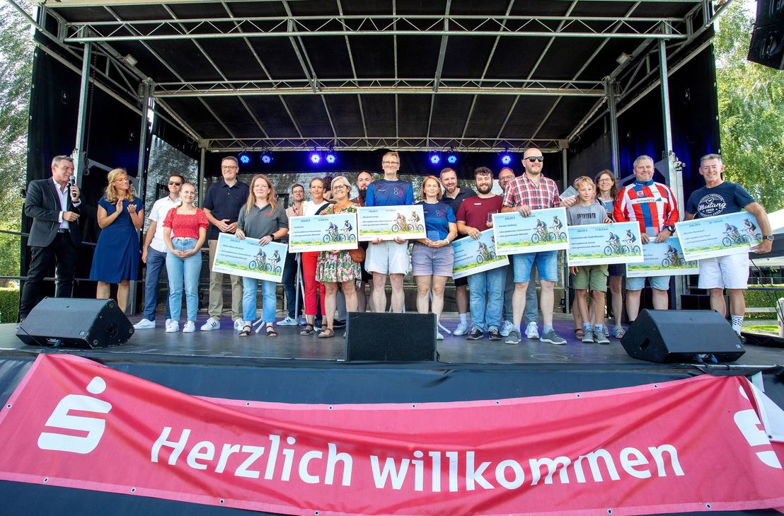 Städteregionsrat Dr. Tim Grüttemeier (5.v.l.) und die Technische Dezernentin der StädteRegion Aachen, Susanne Lo Cicero-Marenberg (2.v.l.), mit den Gewinnerinnen und Gewinnern der Aktion Stadtradeln 2024 in der StädteRegion Aachen.