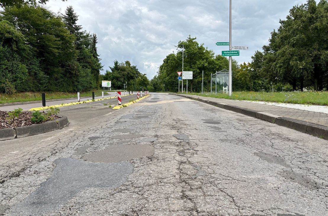 Die Roscheider Straße unterhalb des Kreisverkehrs am Valdenaire-Ring/Röderbusch-Ring.