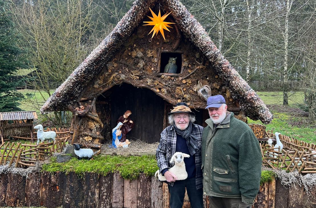 Reiner Jakobs an seiner Landschaftskrippe, die im Wildfreigehege Hellenthal ein neues Zuhause gefunden hat. Parkleiter Karl Fischer ist begeistert vom langjährigen Engagement des »singenden Hirten« und freut sich, seinen Besuchern das ganze Jahr hinweg den »heiligen Stall« in unterschiedlichen Funktionen zu präsentieren.