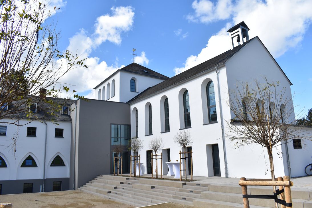 1930 waren die Klarissinnen in ihr neues Kloster auf dem zu dieser Zeit noch unerschlossenen Petrisberg gezogen. 95 Jahre später präsentiert sich der Komplex als moderne Anlage, die dem architektonischen Bestand Respekt zollt.