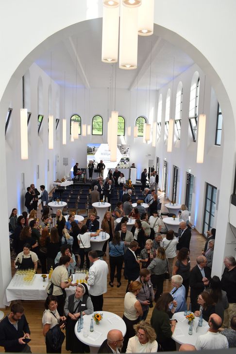 Blick in die lichtdurchflutete Aula – die ehemalige Kirche des 2017 aufgelösten Klosters auf dem Petrisberg.