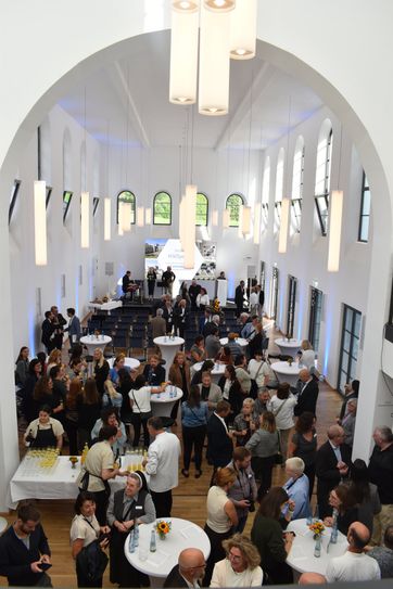 Blick in die lichtdurchflutete Aula – die ehemalige Kirche des 2017 aufgelösten Klosters auf dem Petrisberg.