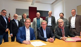 Die Kooperationsvereinbarung unterzeichneten (v.l.n.r.) die Geschäftsführer Frank-Michael Uhle (ERH), Dirk Gottschalk (STAWAG Energie GmbH) und Thomas Lorenz (ERH) in Anwesenheit von Thorsten Hamm (STAWAG Energie GmbH), der gesetzli-chen Vertreter der ERH-Gesellschafter Bürgermeister Jörg Haseneier, Michael Boos, Christian Keimer, Peter Unkel, Peter Müller sowie von Landrat Volker Boch.