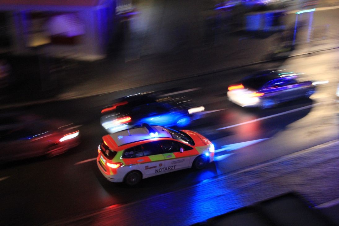 Der 42-Jährige kam schwer verletzt in ein nahegelegenes Krankenhaus.