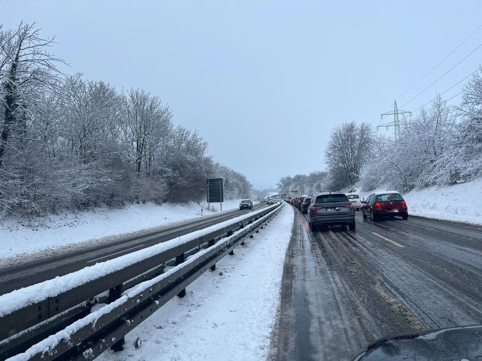 Schneefall sorgt derzeit für Glätte auf den Straßen und sorgt wie hier auf der B 266 zwischen Obergartzem und Kommern für Behinderungen im Straßenverkehr.