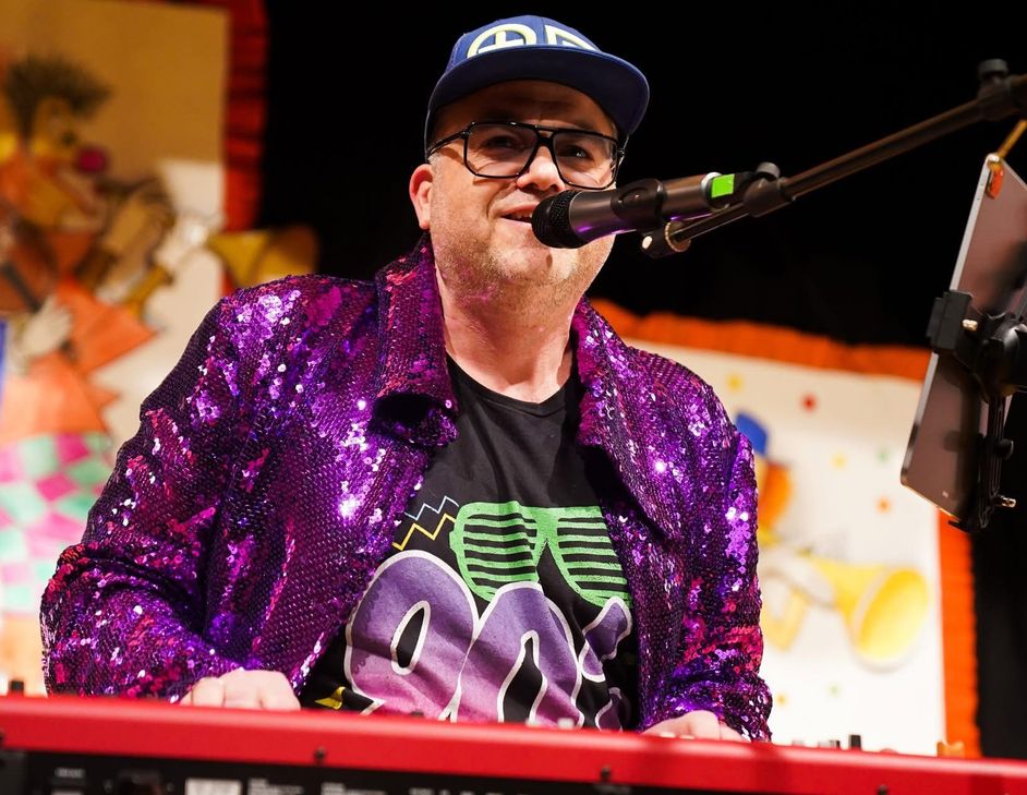 Moderator Kunze trat im Rahmen der Kappensitzung in Tiefenbach auf.