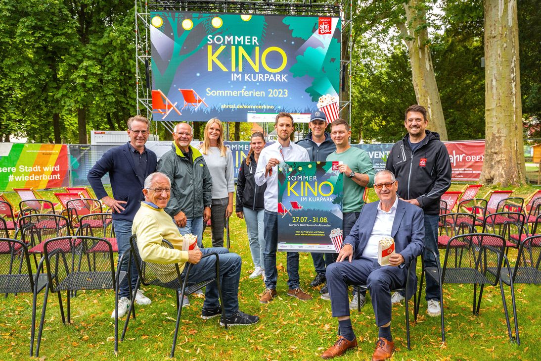 V. l.: David Bongart, Willi Busch und Achim Fischer (Rotary-Club), Annabell Götz (AWO), Carola Welsch (Marketing GmbH), Jurij Stroeve (Kino-Center Rhein-Ahr), Guido Henseler (Spenden-Shuttle), Marco Dreikhausen (Eventures), Peter Diewald (Erster Beigeordneter der Stadt Bad Neuenahr-Ahrweiler) und Jan Ritter (Marketing GmbH).