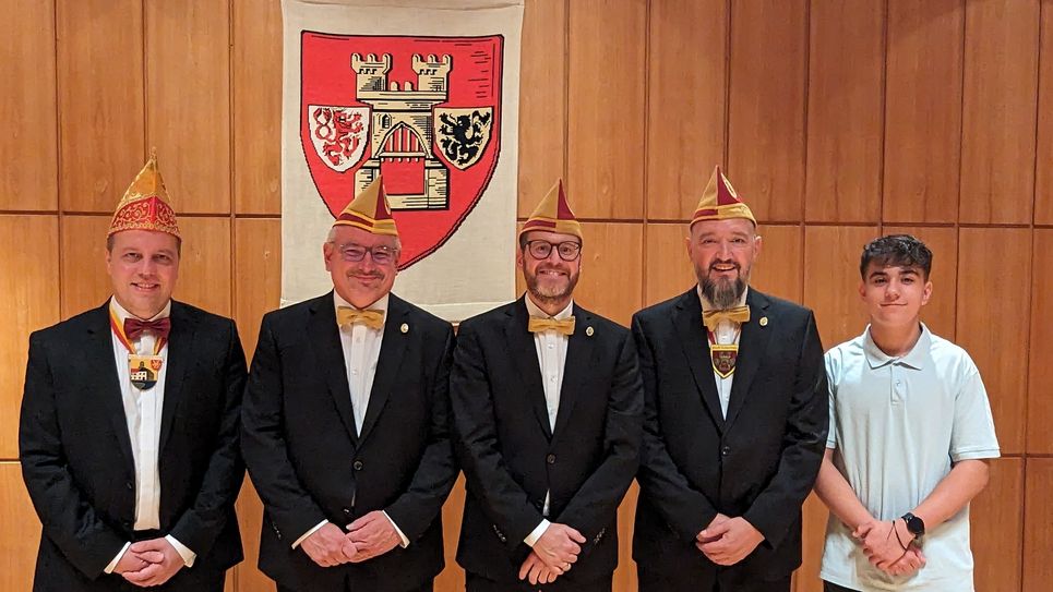 Die designierten Euskirchener Tollitäten und der künftige  Küfer Ricardo (re.) stellten sich  bei Bürgermeister Sacha Reichelt (li.) vor. Foto: Tim Nolden/Kreisstadt Euskirchen