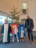 Die heiligen drei Könige mit Geschäftsführer Josef Brodam.