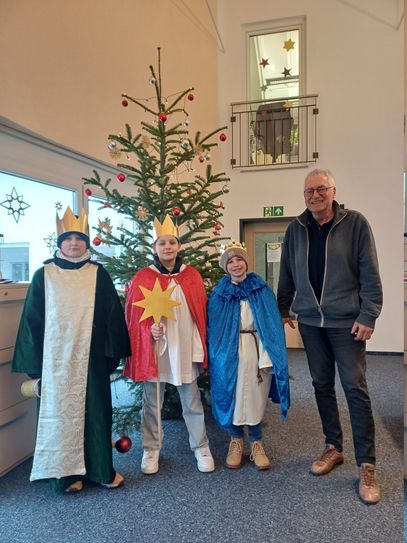 Die heiligen drei Könige mit Geschäftsführer Josef Brodam.