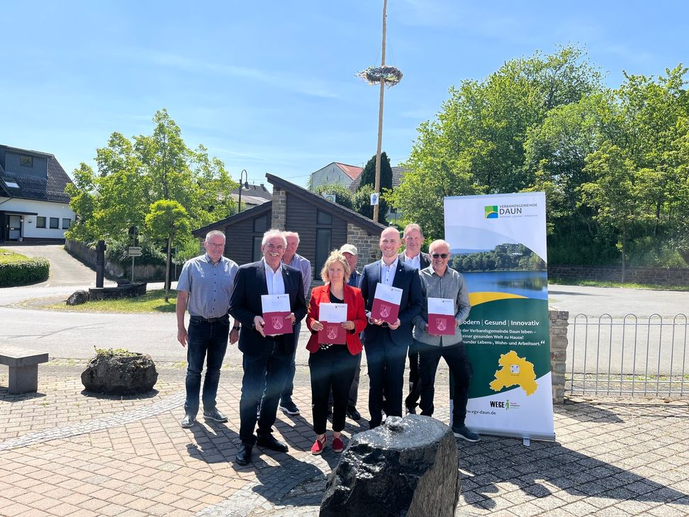 Klimaschutzministerin Katrin Eder übergibt die Förderbescheide (v. l.): stellvertretender Ortsvorsteher Peter Pauly, Stadtbürgermeister Friedhelm Marder, Ortsvorsteher Winfried Schneider, Klimaschutzministerin Katrin Eder, Ortsgemeinderatsmitglied Hermann-Josef Schneider, Bürgermeister Thomas Scheppe, Erster Ortsbeigeordneter Rudolf Schmitz und Ortsbürgermeister Dieter Treis.