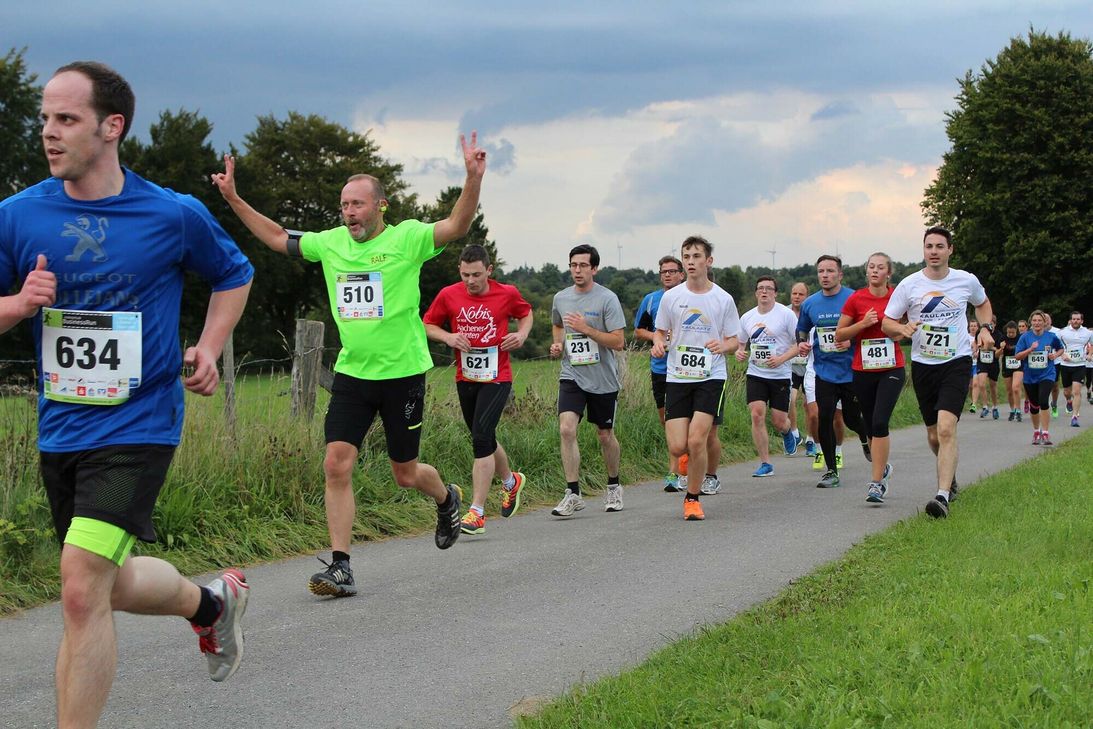 Mit Spaß am gemeinsamen Laufen führt der Firmenlauf wieder ins Kranzbruchvenn. Foto: Nordeifeler BusinessRun GbR