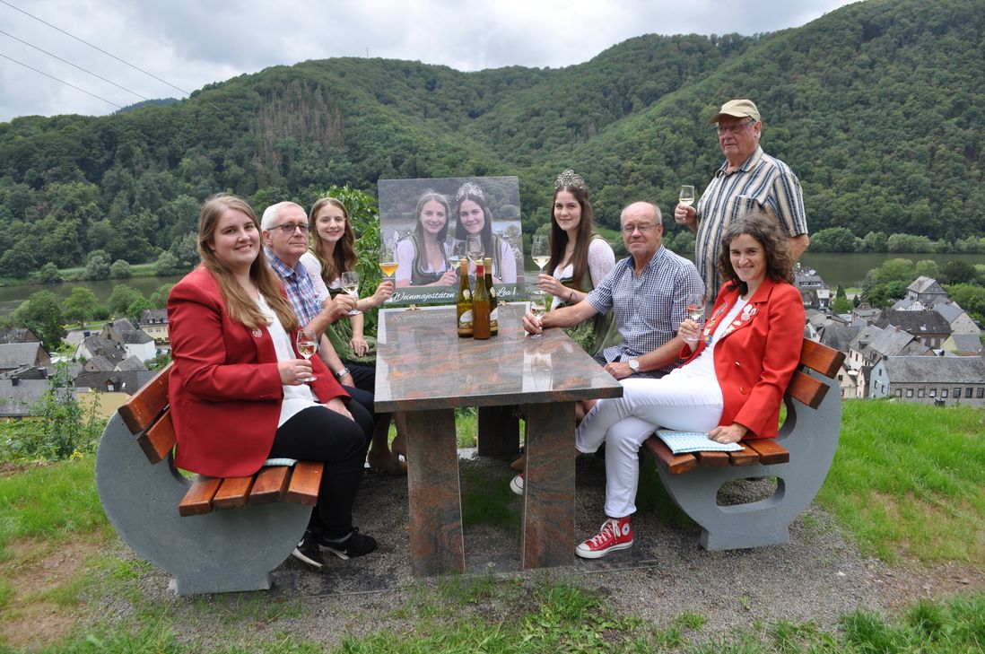 Der Majestätentisch auf dem Kulturweg Mesenicher Steinreichskäpp wurde in gemütlicher Runde eingeweiht.