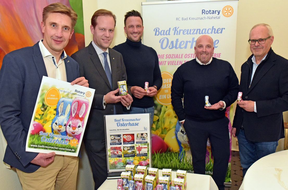 Freuen sich auf den Verkauf der Lotterie-Schokohase (von links): Schatzmeister Benjamin Gozdowski, Dr. Jens Hoffmann, Pastpräsident Daniel Wermke, Rotary-Präsident Tim Stenger und Hans-Georg Sawatzki.