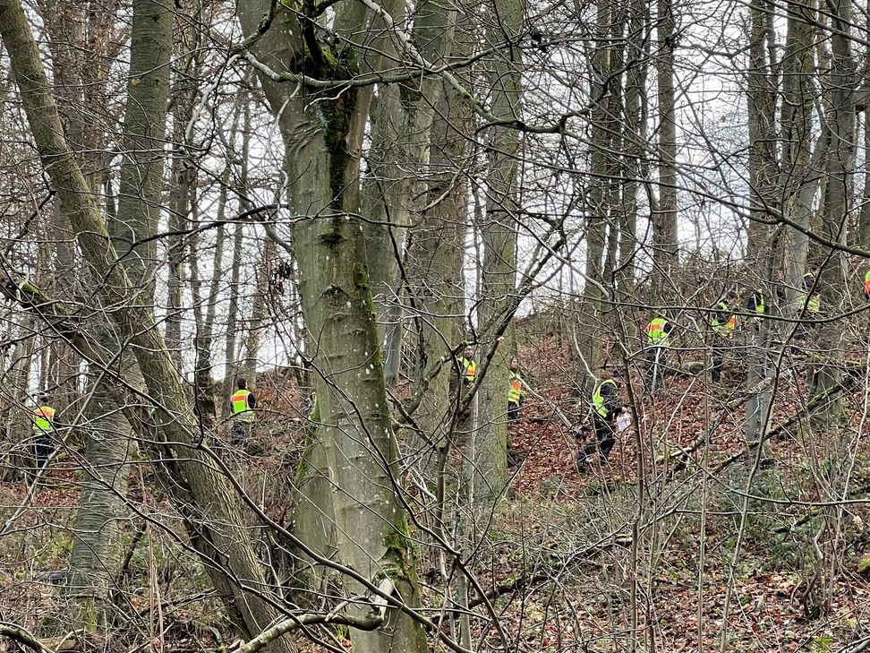 Einsatzkräfte prüfen das Gelände auf weitere Hinweise.