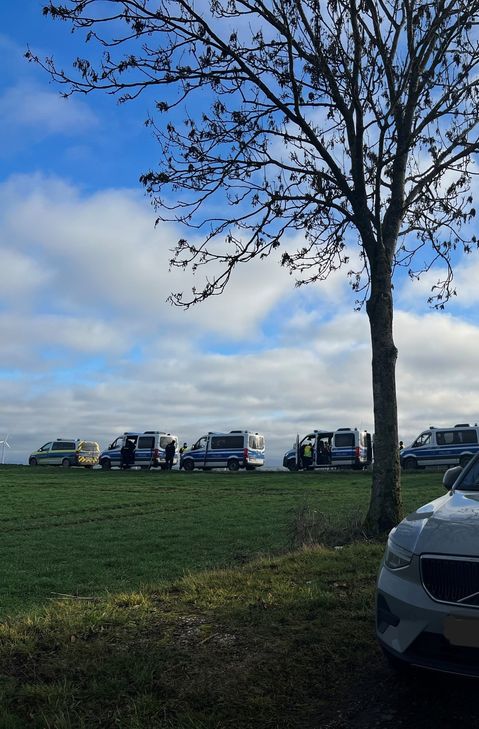 Im Bereich des Parkplatzes zwischen Monreal und Kaisersesch setzt die Polizei ihre Ermittlungen fort.