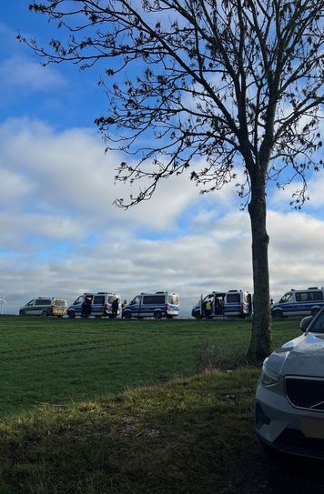 Im Bereich des Parkplatzes zwischen Monreal und Kaisersesch setzt die Polizei ihre Ermittlungen fort.