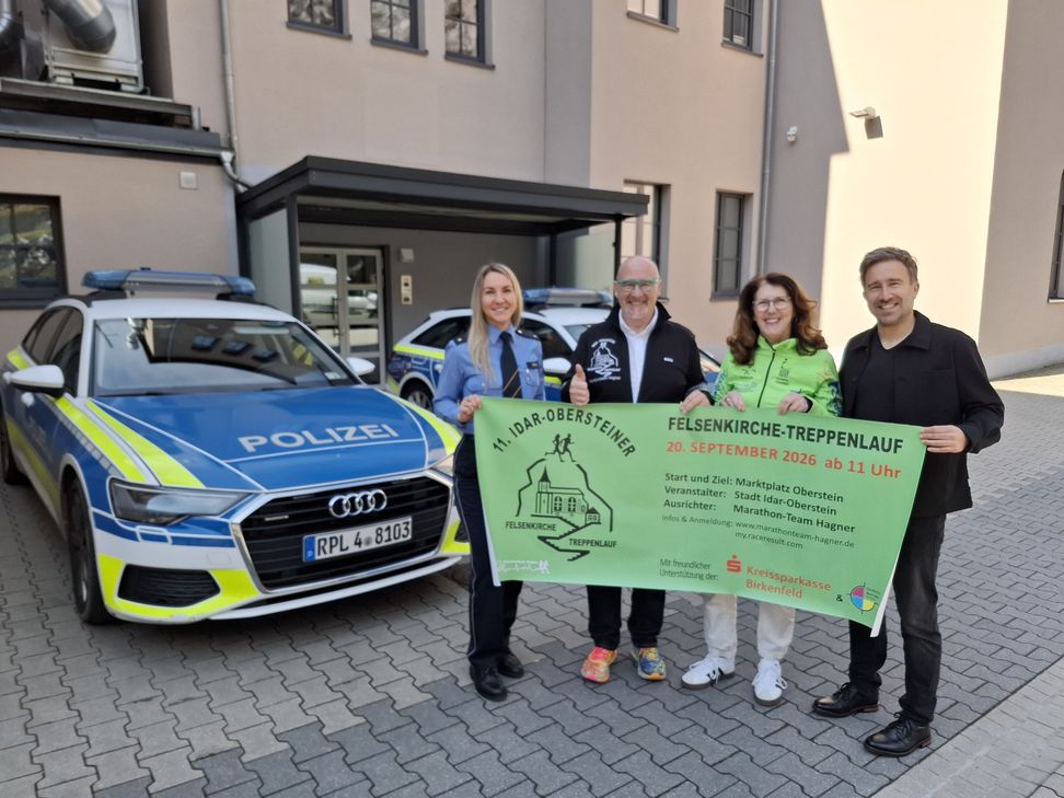 Die beiden Polizeichefs Kimberly Short (l.) und Timo Jung (r.) sagten Rainer und Ilonka Hagner Unterstützung für den Felsenkirche-Treppenlauf zu.
