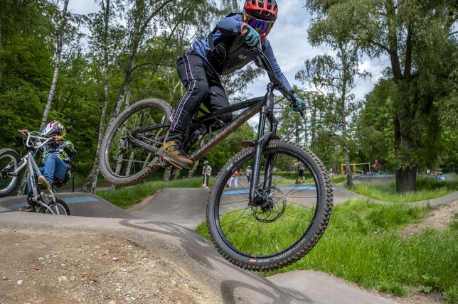 Fahrspaß auf dem Pumptrack in Kommern – die Anlage gehört zu den neun Pumptracks, die inzwischen im Kreis Euskirchen zur Verfügung stehen. Auf einigen Pumptracks gibt es im Sommer und Herbst besondere Angebote.