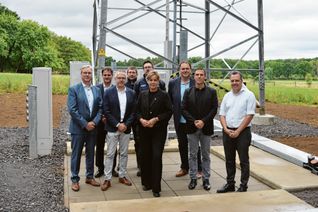 NRW-Wirtschaftsministerin  Mona Neubaur (4.v.re) nahm gemeinsam mit  Jörg Borm, Bernd Bergmann (2.und 3.v.li., beide Telefónica), Achim Blindert (li., Allgemeiner Vertreter des Landrats), Euskirchens Bürgermeister Sacha Reichelt (re.),  ATC-Geschäftsführer Knud Otto vor dem gentschen Felde (2.v.re) sowie Vertretern des THW den neuen Funkmast in Betrieb.