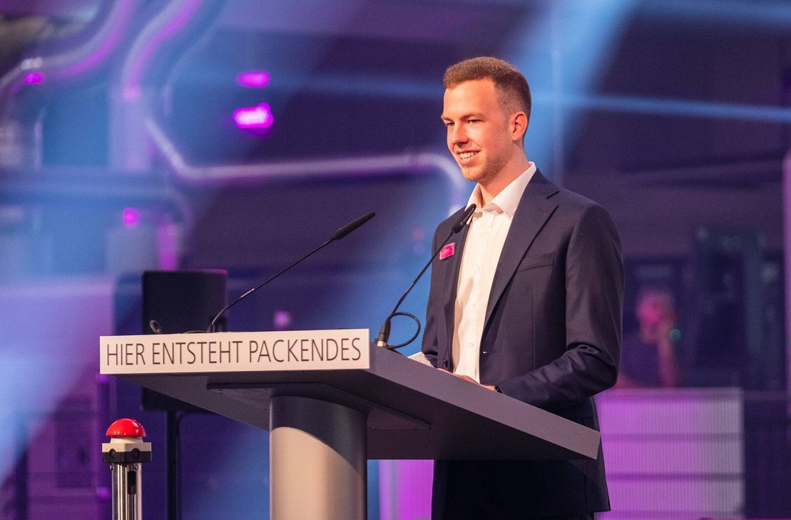 Hier entsteht Packendes: Leonard Weiss hat die Produktion bei Weiss-Packaging gestartet.