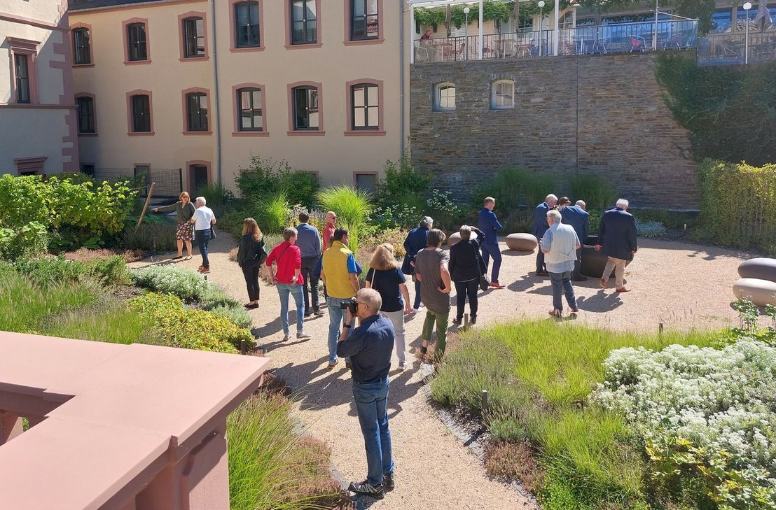 Blick in den öffentlich zugänglichen Park.