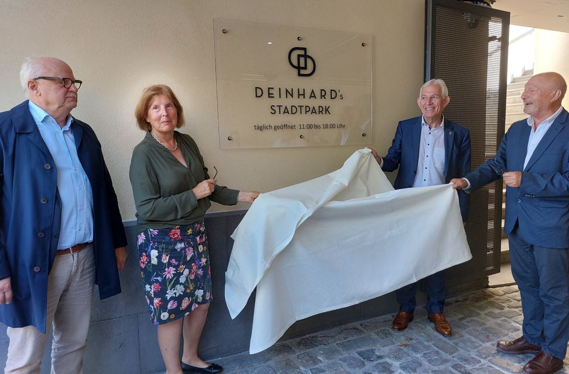 Enthüllung der neuen Tafel zum Stadtpark: Michael Willkomm (re.) gemeinsam mit seiner Ehefrau Renate, Stadtbürgermeister Wolfgang Port (li.) und Verbandsgemeinde-Bürgermeister Leo Wächter (2.v.re.).