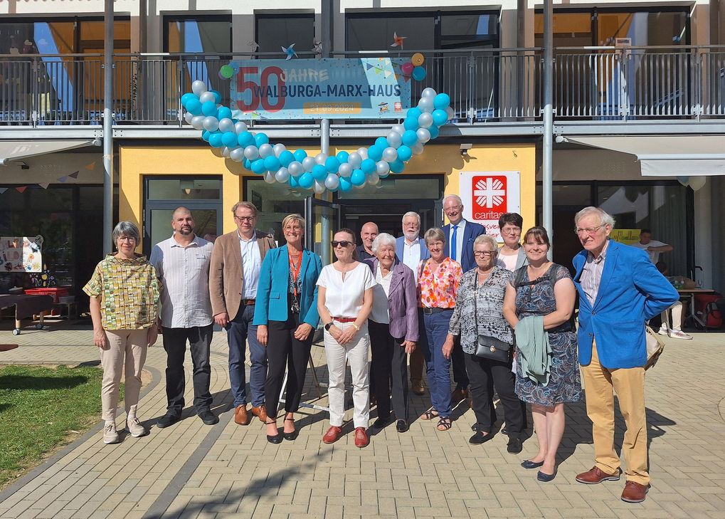 50 Jahre im Dienste der Kinder aus Trier-West: Gemeinsam mit zahlreichen Wegbegleitern und Unterstützern freut Einrichtungsleiterin Tina Steuer (4.v.li.) sich über das gelungene Jubiläum der Kindertagesstätte Walburga-Marx-Haus.