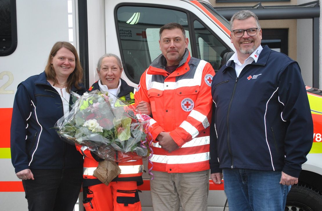 DRK-Kreisgeschäftsführer Thomas Bollig (2.v.re.) verabschiedet Beatrix Herrmann (2.v.li.) in den offiziellen Ruhestand. Mit im Bild sind Kerstin Bauer und Torsten Frenzel von der Rettungsdienst-Leitung.