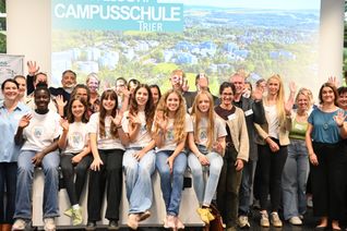 Schülerinnen der Freien Montessori-Schule Trier und das Team des CampusSchul-Forums