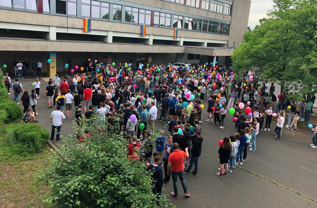 Schüler des Emil-Fischer-Gymnasiums haben zum Tag gegen Homophobie symbolisch 400 bunte Luftballons in die Luft steigen lassen.