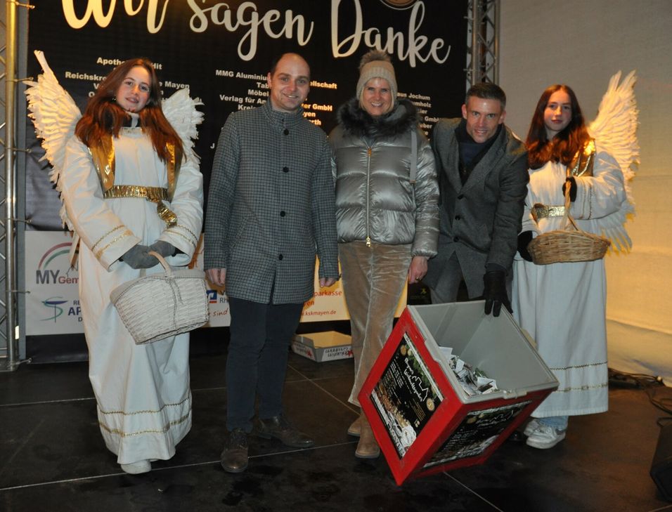 Die »Weihnachtsengel« mit dem Ziehungsteam der MY-Gemeinschaft (v. l.): Andreas Persie, Susanne Fassbender und Marco Pung.