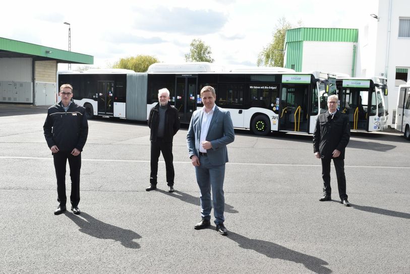 Gemeinsam präsentierten RVK-Geschäftsführer Marcel Frank (v.li.), RVK-Niederlassungsleiter Paul Floss, Landrat Markus Ramers (2.v.re.) und Achim Blindert (ÖPNV-Geschäftsbereichsleiter Kreis Euskirchen) die neuen Busse. Foto: Scholl