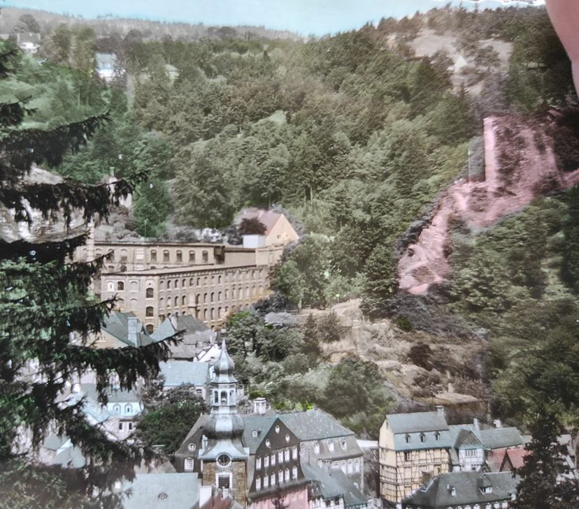 Die Firma Gebhard & Co. war ab 1889 im Christoffelschen Bau tätig, 1974 ging sie in Konkurs und 1978 wurde das Gebäude abgerissen. Bereits 1968 wurde die alte Seidenfabrik als Betriebsstätte in Monschau geschlossen. Quelle: Archiv Bernhard Stein