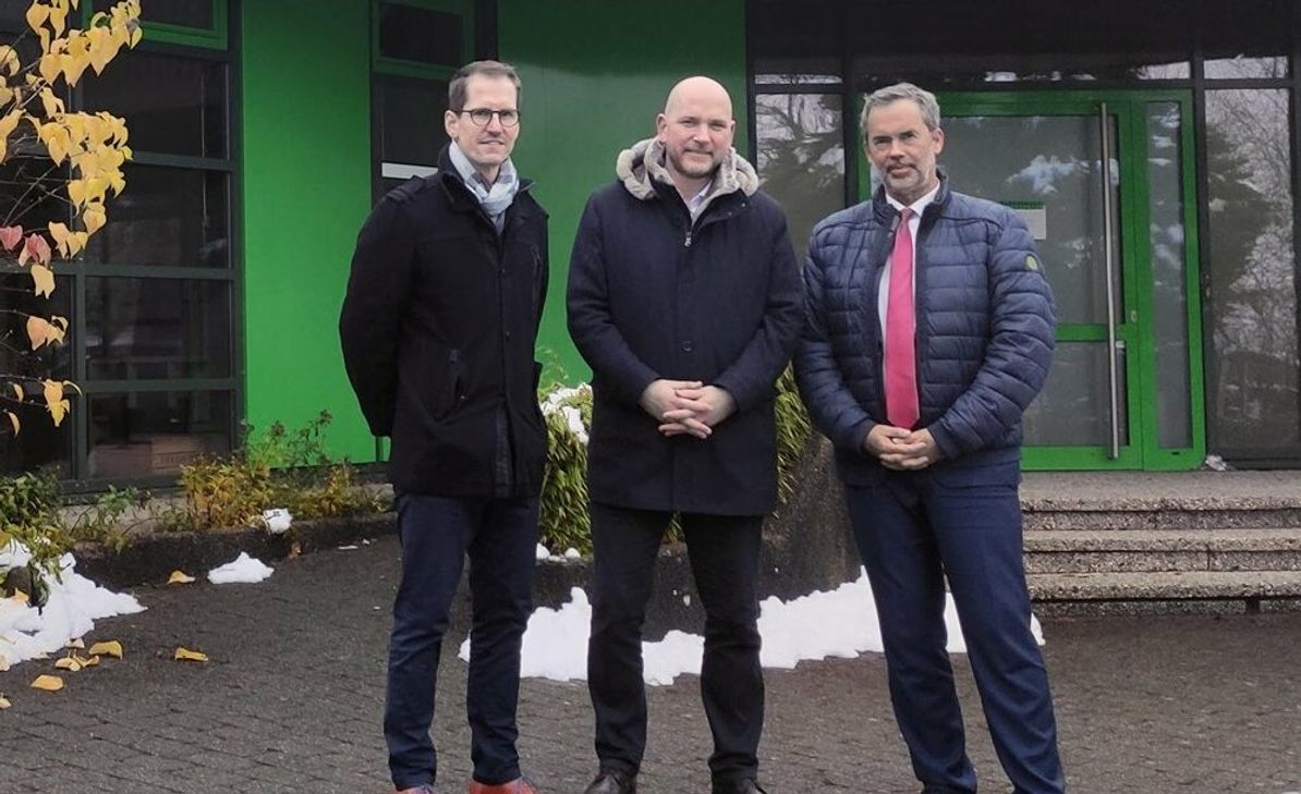 Filialleiter Roetgen Christian Strutz, Bürgermeister Jorma Klauss und Andreas Kreitz vor der ehemaligen Sparkassenfiliale. Foto: Breda