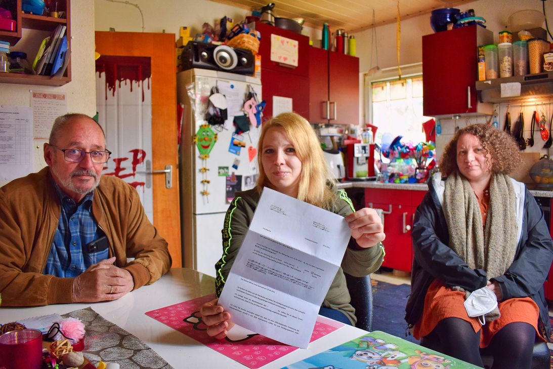 Nancy Bernutat und ihre fünf Kinder müssen raus aus ihrer Wohnung - doch bezahlbarer Wohnraum ist knapper denn je. Trotz der Hilfe von Alfred Matheis und Ilka Link (r.) blieb die Suche bislang erfolglos.