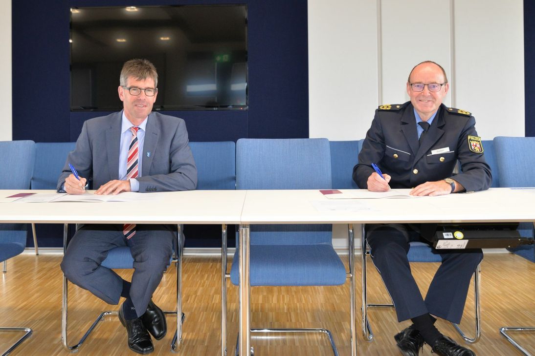 Prof. Dr. Michael Jäckel, Präsident der Universität Trier und Direktor Friedel Durben, Direktor der Hochschule der Polizei Rheinland-Pfalz, bei Vertragsunterzeichnung. (Foto: HdP)