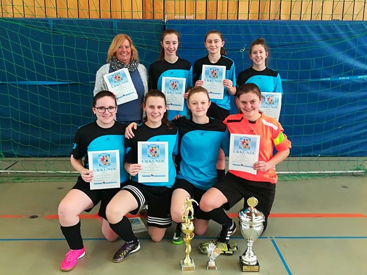 Die erfolgreichen Mädels der Fußball-AG an der St. Ursula-Realschule unter Leitung von Claudia Frantzen (hinten, l.) beim Eurode-Cup in Herzogenrath.