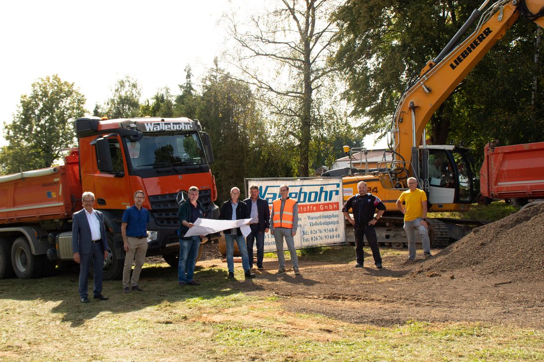 Von links: VG-Bürgermeister Alfred Steimers, Josef Laux (Werkleitung Abwasserwerk VG Ulmen), Stadtbürgermeister Thomas Kerpen, Horst Schmitt, Michael Schneider (Büroleiter VG Ulmen), Thomas Valerius (VG Ulmen) sowie Thorsten Caspar und Frank Wallebohr von der Firma Wallebohr.