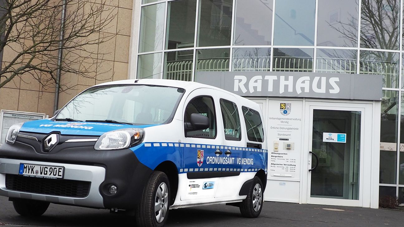 Die Mitarbeiter des Ordnungsamtes der Verbandsgemeinde Mendig werden zukünftig mit einem E-Mobil unterwegs sein.