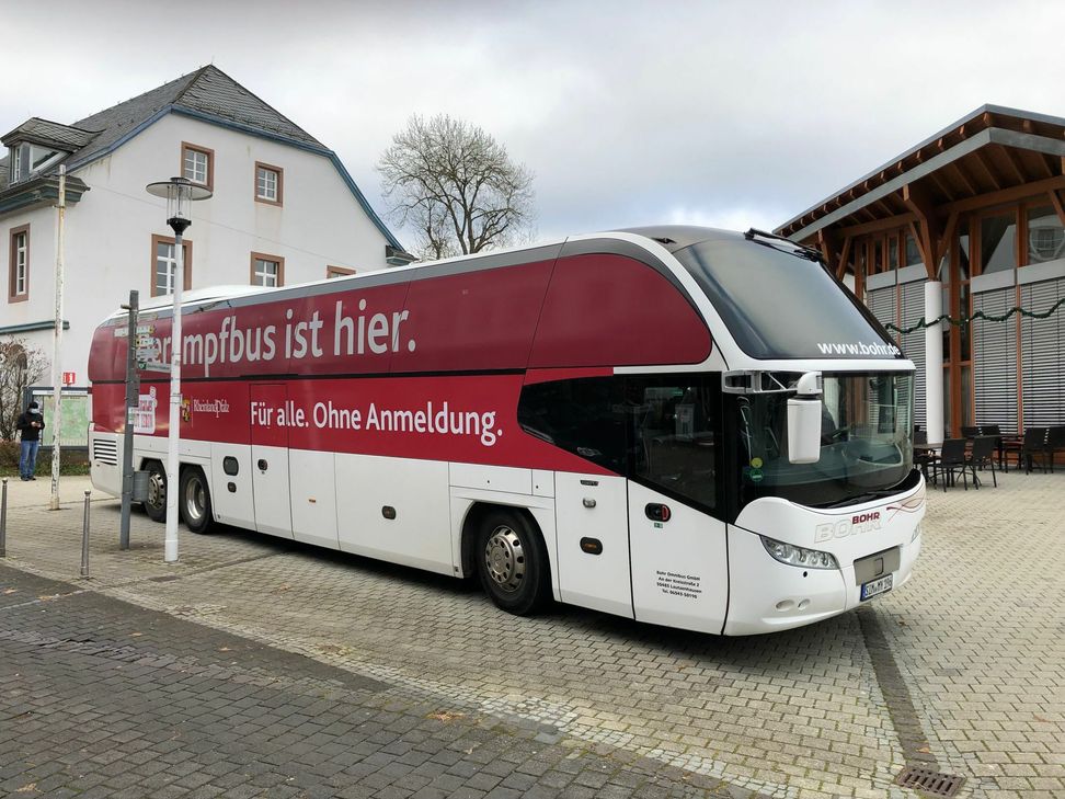 Stand am 24. November noch der Impfbus vor dem Forum Daun, versammelten sich nun Kritiker der Corona-Maßnahmen dort. Foto: Mager