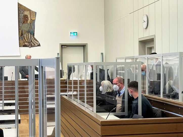 Im Saal 128 sitzen die drei Männer (hier mit ihren Anwälten) auf der Anklagebank. Foto: Kruft