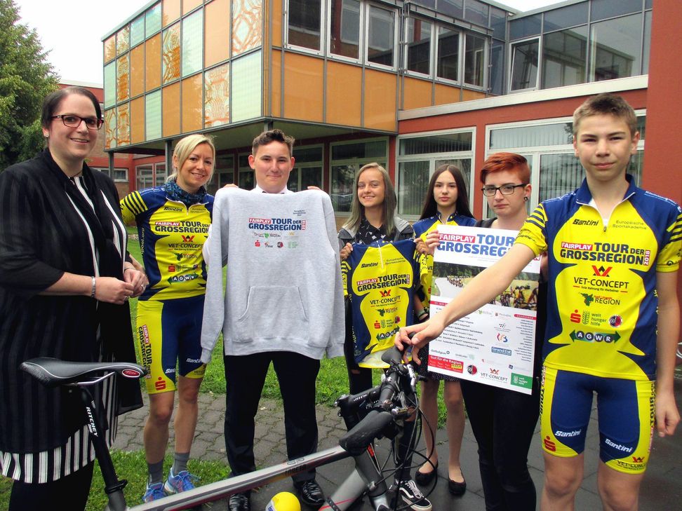 Von links nach rechts: Schulleiterin Marianne Schönhofen, Tourbegleiterin Barbara Brautlecht, Lukas Schabio, Nina Görgen, Hannah Franzelius, Kim Bowert und Elias Gessinger. (Es fehlen Sportlehrer Normen Gössinger und Giovanna Müller.)
