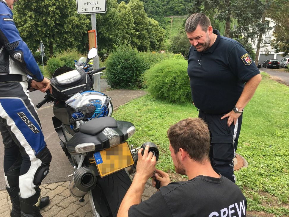 Polizeioberkommissar Dirk Pauly (rechts) hat diesen niederländischen Motorradfahrer aus dem Verkehr gezogen. Da der Motorradfahrer den ausgebauten "DB-Eater" dabei, hatte konnte er an Ort und Stelle durch einen Werkstattmitarbeiter eingebaut werden und der Niederländer nach Zahlung der Strafe seine Fahrt fortsetzen.