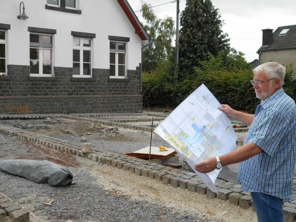 Ortsvorsteher Siegmar Stenner überzeugt sich vom Fortgang der Arbeiten am Dorfplatz.