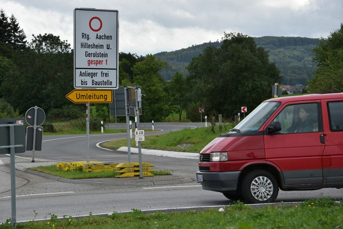 Für den Ortsunkundigen verwirrend ist mitunter die Beschilderung der Umleitungen. Dieses (falsch platzierte) Schild bei Dockweiler wurde inzwischen jedoch ausgetauscht.