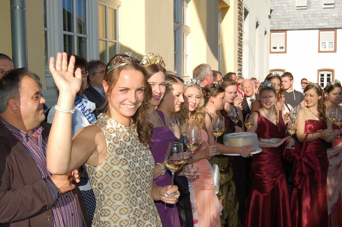 Stolze Weinkönigin: Lena Endesfelder (links).