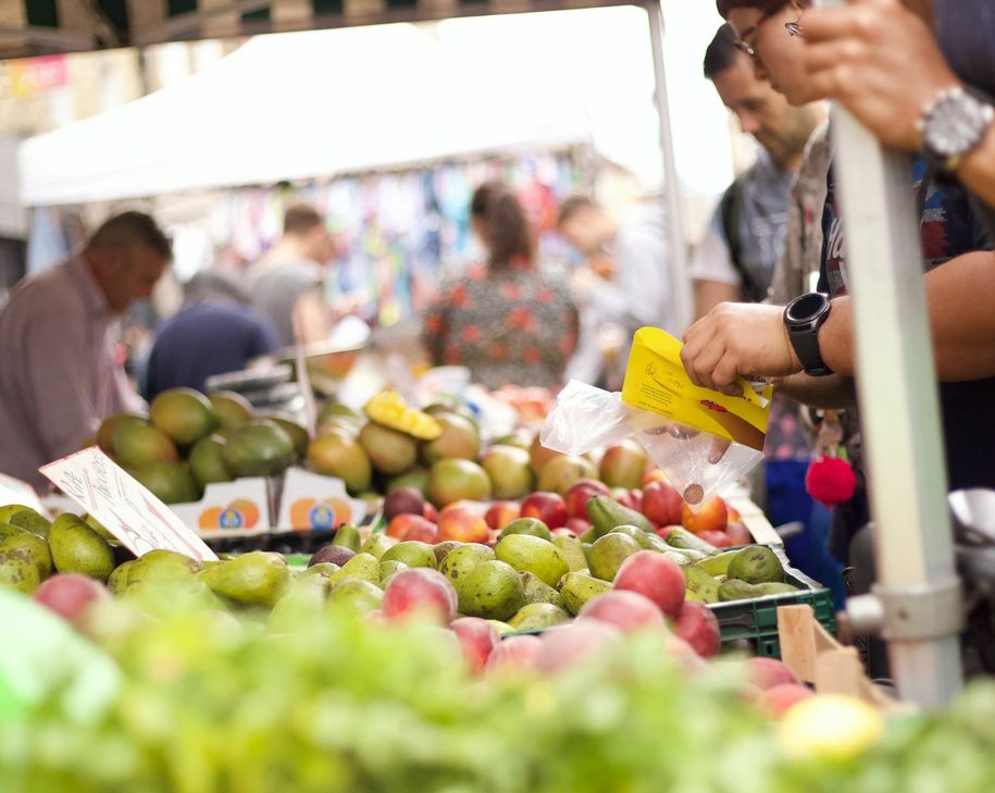 Auf dem Wochenmarkt in Bad Kreuznach hat die Stadt weitere kontaktreduzierenden Maßnahmen zur Eindämmung der Corona-Pandemie umgesetzt.