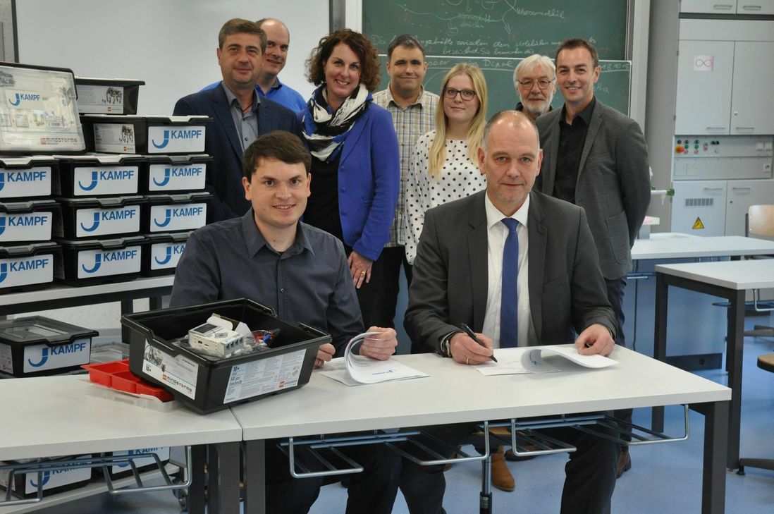 Dominik Philippsen (links), Rektor der Realschule plus Vulkaneifel, und Axel Pitsch, Personalleiter Firma "Kampf", haben einen Kooperationsvertrag zwischen der Schule und dem Unternehmen unterzeichnet.