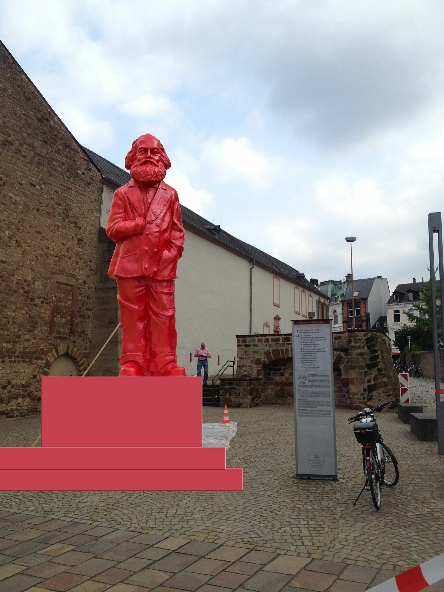 Kommt der Mega-Marx auf den Simeonstiftplatz? Viele Trierer sind dagegen. Foto/Montage: Neumann